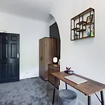 Modern Maisonette Ideal For Larger Groups, Contractors And Professionals