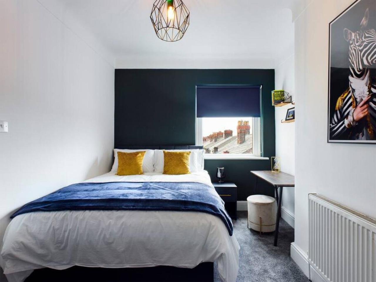 Modern Maisonette Ideal For Larger Groups, Contractors And Professionals Liverpool