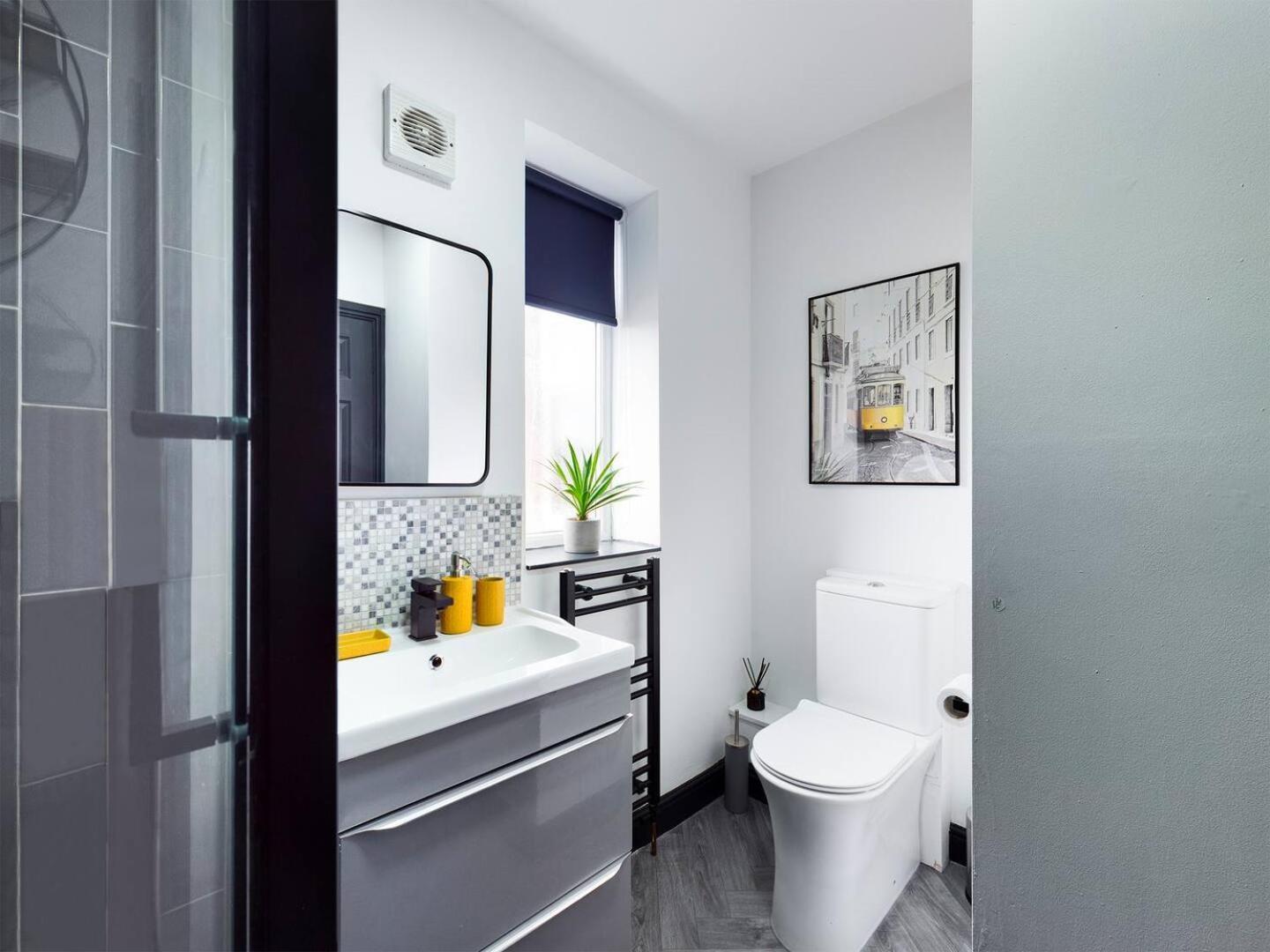 Modern Maisonette Ideal For Larger Groups, Contractors And Professionals