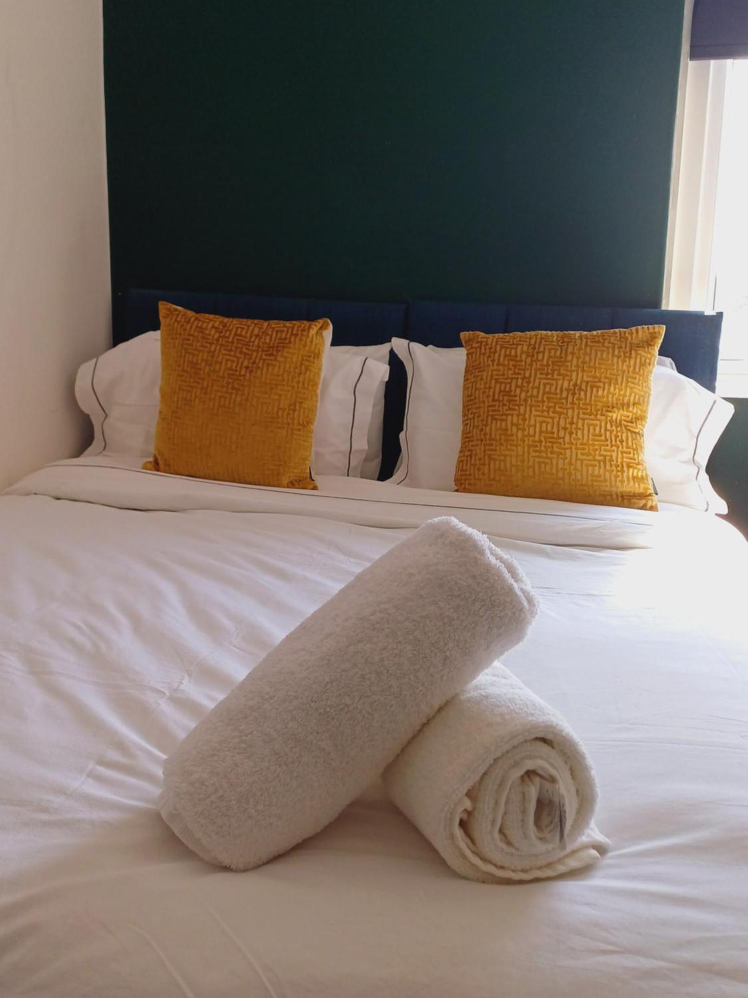 Modern Maisonette Ideal For Larger Groups, Contractors And Professionals Apartment Liverpool