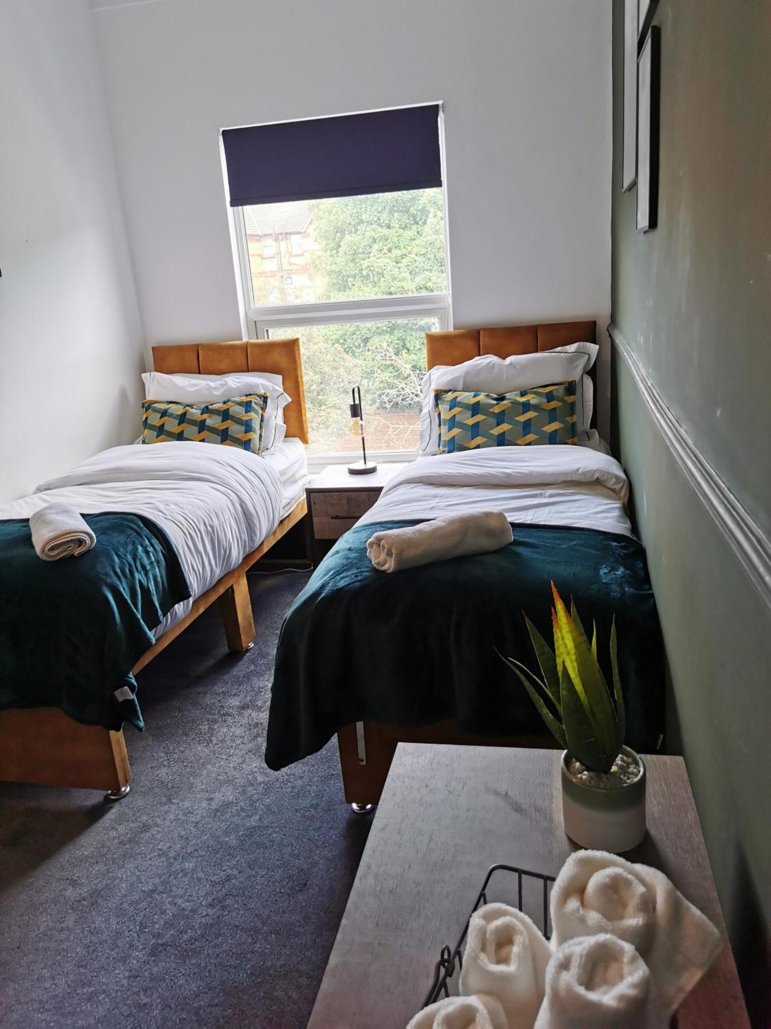Apartment Modern Maisonette Ideal For Larger Groups, Contractors And Professionals *