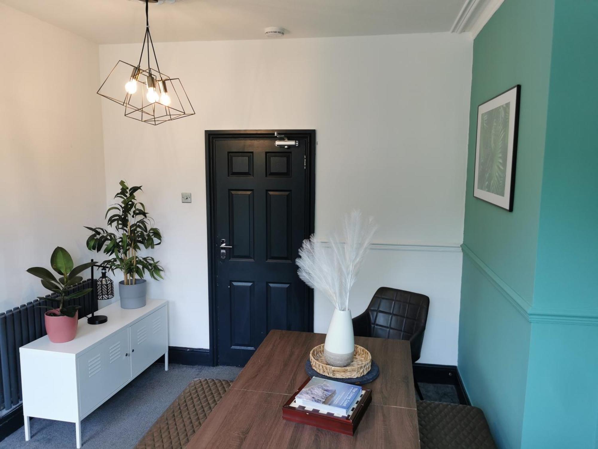 Modern Maisonette Ideal For Larger Groups, Contractors And Professionals Apartment *
